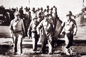 ▲ 인천상륙작전 당시의 맥아더(자료사진)