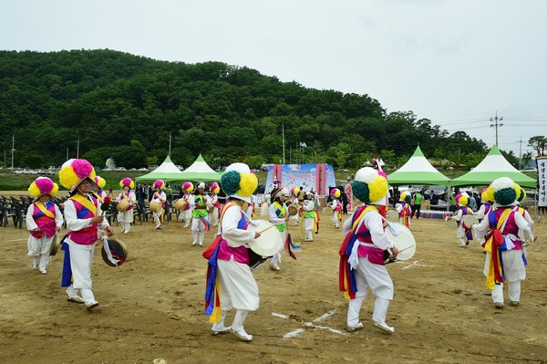 ▲ 개진면이 주최하고 개진면체육회가 주관한 면민 한마당 축제가 지난 13일 주민 1천여명이 참여한 가운데 개경포 앞 하천둔지에서 열렸다.ⓒ고령군 제공