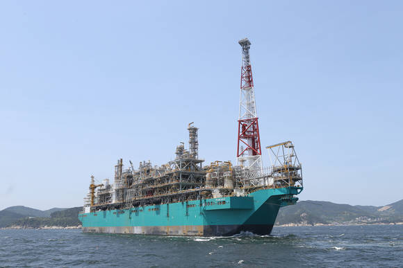 ▲ 지난 14일 세계 최초 FLNG가 거제 옥포 조선소를 출발하고 있다.ⓒ대우조선해양