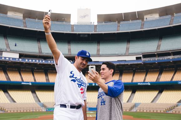 ▲ LA 다저스 애드리언 곤잘레스(왼쪽)와 야구팬이 LG G5와 360캠을 이용해 영상을 촬영하는 모습. ⓒLG전자