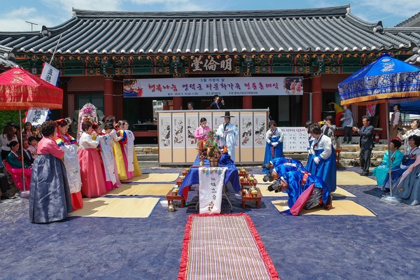 ▲ 영덕에 거주하는 다문화가족 3쌍이 영덕군과 영덕군여성단체협의회 지원으로 15일 영덕향교에서 전통혼례식을 가졌다.ⓒ영덕군 제공