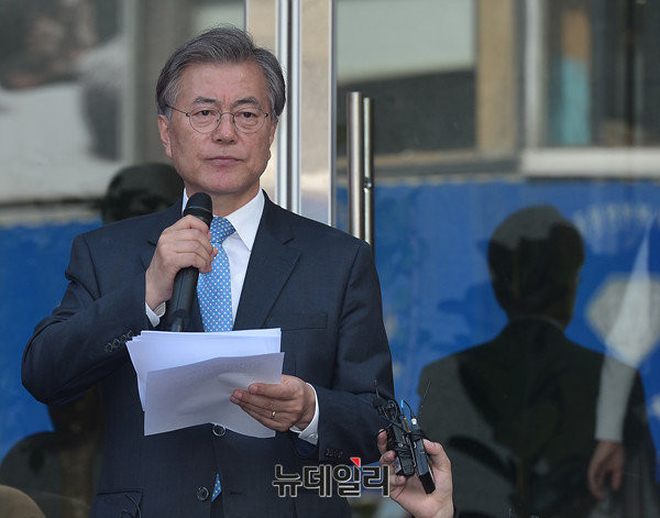 ▲ 더불어민주당 문재인 전 대표가 지난달 8일 광주 충장로를 방문해 