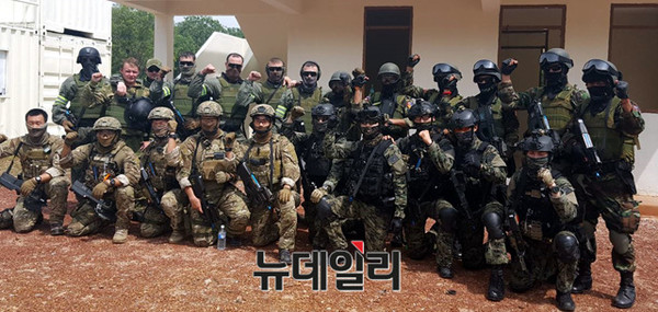 ▲ 육상 대테러작전 후 기념촬영 (앞줄 : 해군․육군특공대, 뒷줄 : 러시아․캄보디아 특공대).ⓒ국방부