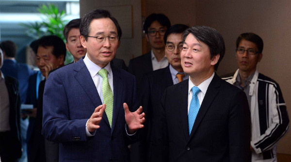 ▲ 국민의당 안철수 대표와 송하진 전북도지사가 17일 전북도지사 집무실에서 본격 회동에 앞서 환담하고 있다. ⓒ뉴시스 사진DB