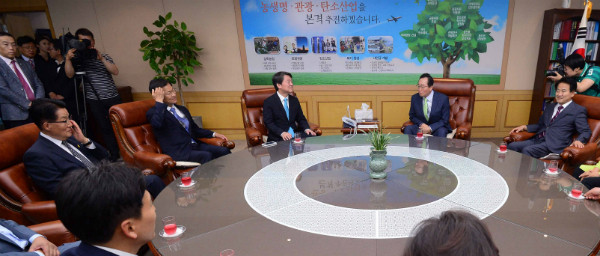 ▲ 국민의당 지도부와 송하진 전북도지사가 17일 전북도지사 집무실에서 회동하고 있다. 사진 왼쪽부터 국민의당 박지원 원내대표, 천정배 공동대표, 안철수 상임공동대표, 송하진 전북도지사, 정동영 당선인. ⓒ뉴시스 사진DB