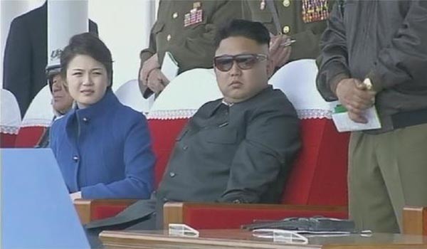 ▲ 리설주와 김정은의 모습. 리설주가 '돼정은'을 혐오하는 눈으로 보는 듯한 착각이 든다. ⓒ北선전매체 화면캡쳐