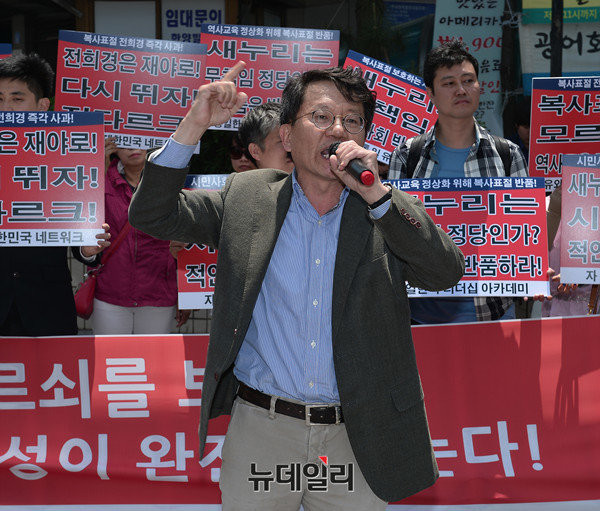 ▲ 박성현 자유통일 유권자본부 상임집행위원은 17일 새누리당 중앙당 당사 앞에서 전희경 당선인의 제명을 촉구하는 기자회견을 열었다. 박성현 위원은 보수가 도덕적으로 우위에 서야한다고 강조했다. ⓒ뉴데일리 정상윤 기자