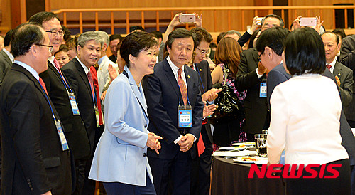 ▲ 박근혜 대통령이 17일 오후 청와대 연무관에서 열린 민주평통 미국지역 해외자문위원들과의 통일대화에 입장하고 있다. ⓒ뉴시스