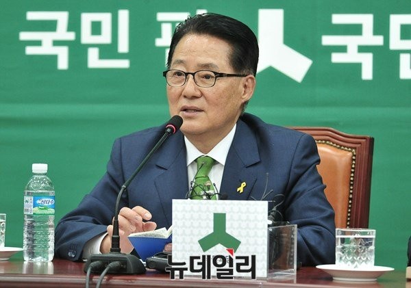 ▲ 국민의당 박지원 원내대표(사진)는 17일 새누리당 김용태 의원의 혁신위원장 사퇴 파동에 대해 예견된 일이라는 반응을 보였다. ⓒ뉴데일리 이종현 기자