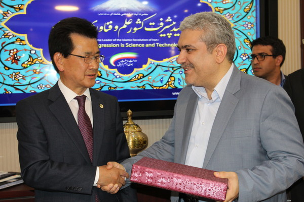 ▲ 이시종 충북고지사가 이란 방문 이틀째인 16일(현지시간) 사타리 과학기술부통령을 만나 악수를 하고 있다.ⓒ충북도