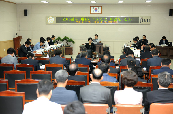 ▲ 충북 청주시의회가 17일 예산결산특별위원회를 열고 1차 추경안을 의결하고 있다.ⓒ청주시의회