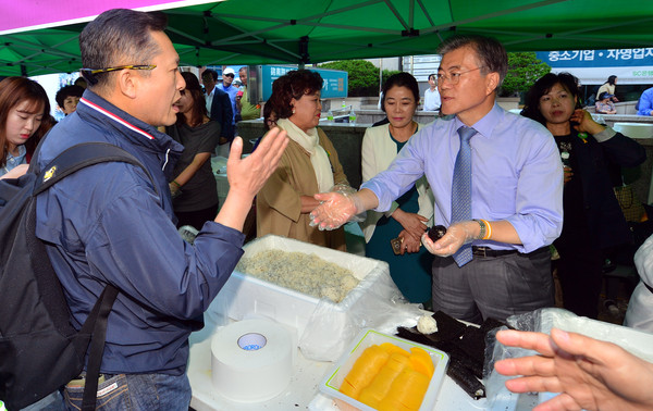 ▲ 5·18광주민주화운동 36주년 전야제가 열리는 광주 동구 충장로 거리에서 더불어민주당 문재인 전 대표가 오월 어머니회와 함께 주먹밥 나눔 행사를 하고 있는 가운데 한 시민이 