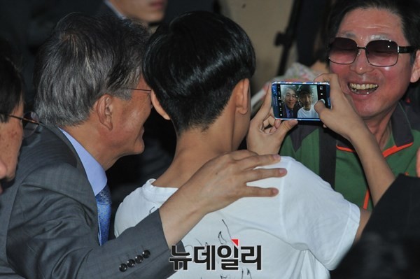 ▲ 더불어민주당 문재인 전 대표가 17일 오후 광주 금남로에서 열린 5.18 기념식 전야제 행사에서 한 학생과 사진을 찍고 있다.-이종현 기자