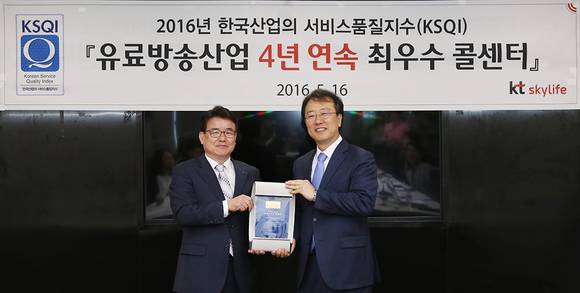 ▲ (좌측부터)유인상 KMAC 부사장, 김윤수 KT스카이라이프 부사장 ⓒKT스카이라이프