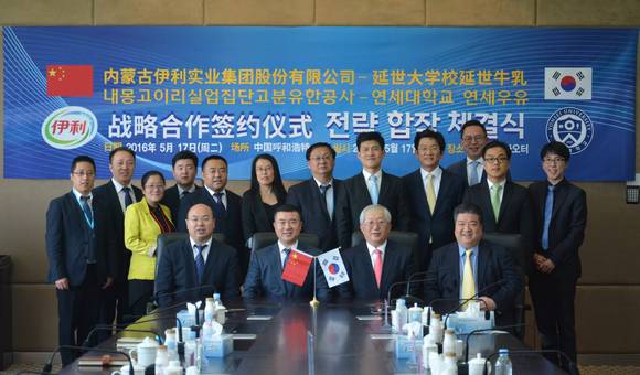 ▲ 17일 중국 네이멍구자치구에 위치한 우유업체 네이멍구이리실업에서 백윤수 연세대 연세우유 본부장(앞줄 오른쪽에서 둘째)과 리용 네이멍구이리실업 총경리(셋째)가 흰우유 수출 계약을 체결하고 있다. ⓒ연세우유