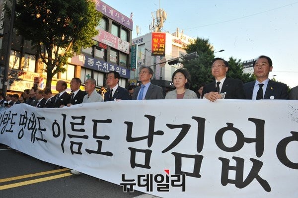 ▲ 17일 광주에서 열린 5·18 민주화운동 대행진과 전야제에서 "대통령직 도둑질, 박근혜 아웃"등의 과격 구호가 이어졌다. 민주주의의 의미를 되새기기 위한 5·18 광주 민주화운동 기념일이 또다시 대선불복·박근혜 정권 타도의 장으로 변질됐다는 지적이 제기된다. ⓒ뉴데일리 이종현 기자