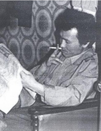 ▲ 광주 사태 당시 전남도청안에서 담배를 피는 윤상원 ⓒ 자료사진