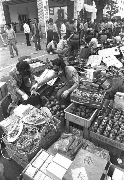 ▲ 무기를 나누고 폭탄을 제조하는 당시 상황 ⓒ 자료사진