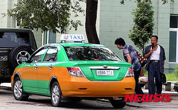 ▲ 2015년 8월 故김대중 前대통령 부인 이희호 씨 방북 당시 일행이 공개한 북한 평양의 택시 모습. ⓒ뉴시스. 무단전재 및 재배포 금지.