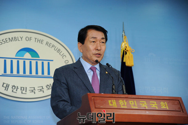 ▲ 무소속 안상수 의원이 18일 라디오에 출연해 전날 새누리당 전국위원회가 무산된 것에 대해 일부 친박계의 잘못이라는 입장을 피력했다. ⓒ뉴데일리 정재훈 기자