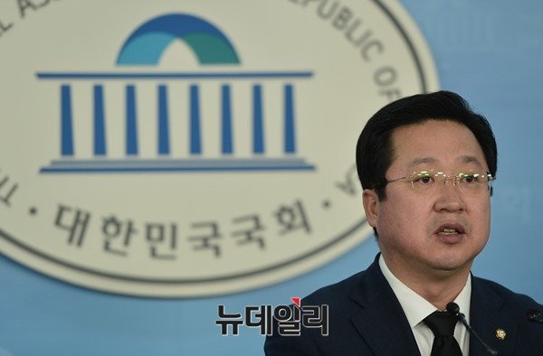 ▲ 새누리당 안상수 의원도 같은 날 라디오에 출연했다. 그는 당이 이렇게 된 것에는 당 지도부의 책임이 크다고 말했다. ⓒ뉴데일리 정상윤 기자