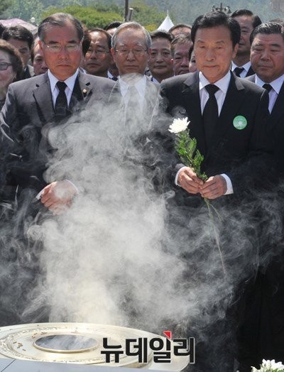 ▲ 더불어민주당 이개호 의원(전남도당위원장·사진 왼쪽)이 18일 광주 망월동 5·18 묘역에서 손학규 전 상임고문과 함께 헌화·분향하고 있다. 이개호 의원은 이날 5·18 묘역을 개인 자격으로 참배한 손학규 전 고문과 시종일관 지근거리에서 동행해 눈길을 끌었다. ⓒ광주=뉴데일리 이종현 기자