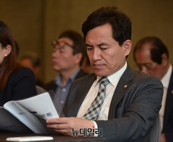 ▲ 18일 서울 중구 한국프레스센터에서 열린 토론회 '임을위한 행진곡-5.18 기념곡 제정, 무엇이 문제인가?'에 참석한 새누리당 김진태 의원. ⓒ뉴데일리 정상윤 기자