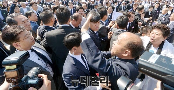 5.18 광주민주화운동 희생자 유족들이 5.18 민주화운동 기념식에 참석하려는 박승춘 국가보훈처장을 막아섰다. ⓒ뉴데일리 이종현 기자
