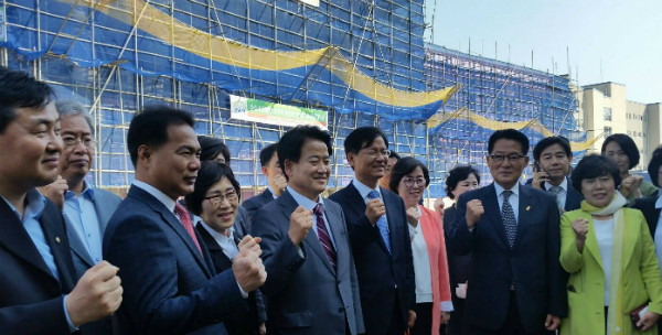 ▲ 천정배 대표, 박지원 원내대표와 정동영 당선인 등 국민의당 지도부가 17일 전북혁신도시 내에 신축되고 있는 국민연금관리공단 기금운용본부 현장을 둘러보고 함께 파이팅을 외치고 있다. ⓒ정동영 당선인 페이스북 갈무리