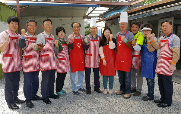 ▲ 충북도 북부출장소 직원들이 배식봉사에 앞서 기념촬영을 가졌다.ⓒ충북도 북부출장소