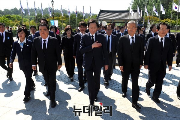 ▲ 더불어민주당 김종인 대표와 우상호 원내대표 등 소속의원들이 18일 오전 광주 국립5.18민주묘지에서 열린 36주년 5.18 민주화운동 기념식에 참석하기 위해 행사장으로 향하고 있다. -이종현 기자