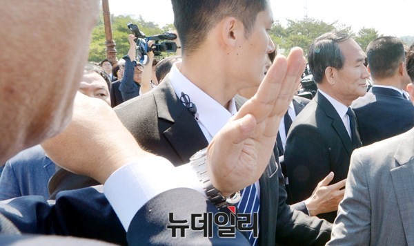 ▲ 박승춘 국가보훈처장이 18일 오전 광주 국립5.18민주묘지에서 열린 36주년 5.18 민주화운동 기념식에서 '임을 위한 행진곡' 제창 불허 결정에 항의하는 유가족들에 의해 발길을 돌리고 있다. 사진=공동취재단