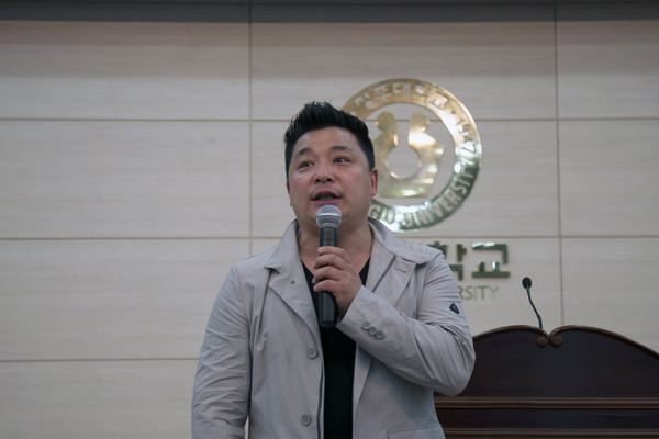 ▲ 개그맨 윤정수씨가 18일 청주대에서 ‘나는 어떻게 살아가야 하는가’라는 주제로 명사초청 특별강의를 하고 있다.ⓒ청주대