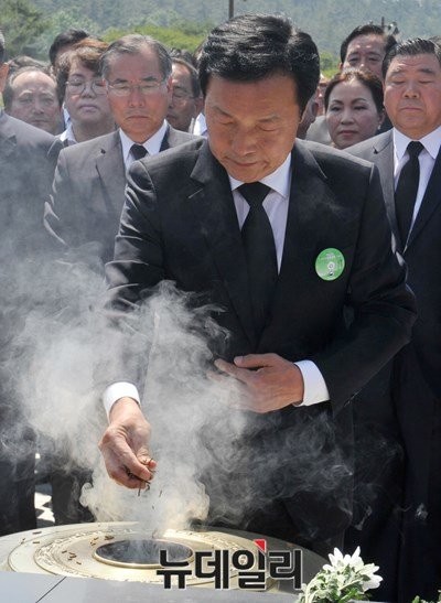 ▲ 더불어민주당 손학규 전 상임고문이 18일 "새 판을 짜는데 앞장서 나갈 것을 여러분들과 함께 마음을 나누고, 다짐하고자 한다"며 사실상 정계 복귀를 시사했다. 이날 오찬에서 일부 지지자들이 '손학규 대통령'을 연호하는 등 대선 출정식을 방불케했다. ⓒ뉴데일리 이종현 기자