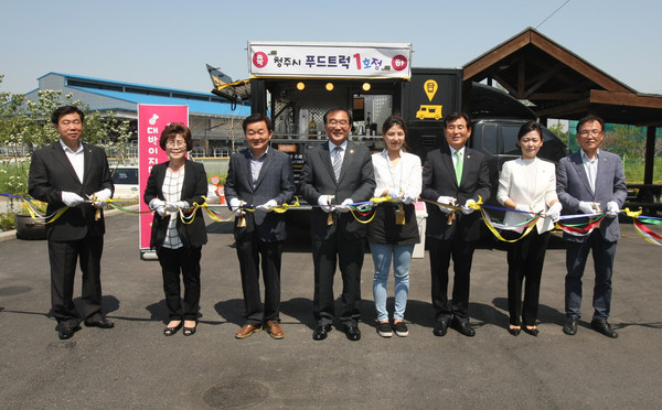 ▲ 충북 청주시 푸드트럭 1호점이 18일 차량등록사업소에서 운영을 시작했다.ⓒ청주시