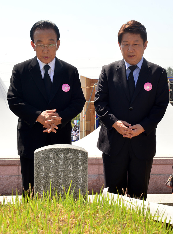 ▲ 김관용 경북도지사(왼쪽)와 권영진 대구시장이 18일 국립 5.18민주묘지에서 열리는 제36주년 5.18기념식에 참석했다. 김 지사의 이번 기념식 참석은 경북지사로는 첫 참석이다.ⓒ경북도 제공