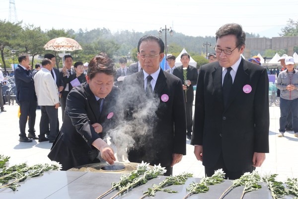 ▲ 권영진 대구시장(왼쪽)이 김관용 경북도지사(중간)와 함께 국립 5.18민주묘지에서 분향을 하고 있다.ⓒ대구시 제공