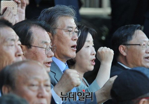 ▲ 더불어민주당 문재인 전 대표와 정의당 심상정 대표 등이 17일 광주공원에서 5·18 민주대행진이 시작되기에 앞서 임을 위한 행진곡을 제창하고 있다. ⓒ광주=뉴데일리 이종현 기자