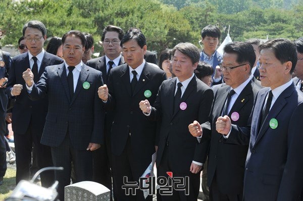 ▲ 국민의당 안철수 대표와 박지원 원내대표, 주승용 전 원내대표 등 지도부가 18일 광주 망월동 5·18 묘역에 위치한 고 윤상원 씨 분묘 앞에서 임을 위한 행진곡을 제창하고 있다. ⓒ광주=뉴데일리 이종현 기자