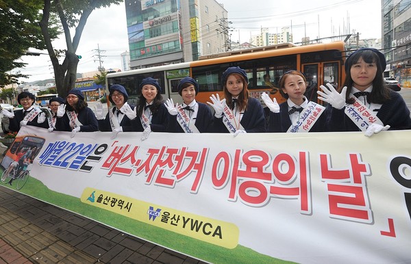 ▲ 추억의 버스안내양으로 변신한 울산YWCA 회원들이 버스정류장에서 '매월 22일 버스·자전거 이용의 날'을 홍보하고 있는 모습.ⓒ울산시 제공 자료 사진