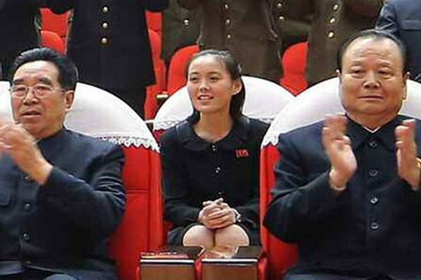 ▲ '미국의 소리(VOA)' 방송이 19일 고위탈북자를 인용 "김여정 결혼설은 모두 낭설"이라는 소식을 전했다. 사진 중앙이 김정은의 여동생 김여정이다. ⓒ北선전매체 캡쳐