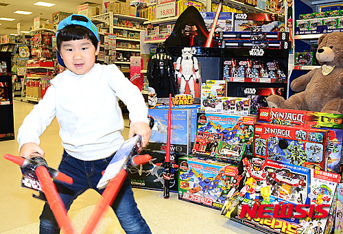 ▲ 서울 용산구 이마트 완구매장에서 어린이 모델이 크리스마스 완구를 선보이고 있다. 2015.12.16. ⓒ뉴시스