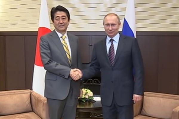 ▲ 지난 6일 러시아 소치서 정상회담차 만난 (왼쪽부터) 아베신조 일본 총리와 블라디미르 푸틴 러시아 대통령이 악수를 나누고 있다.ⓒ러시아 비디오 뉴스 매체 Ruptly TV 영상 캡쳐