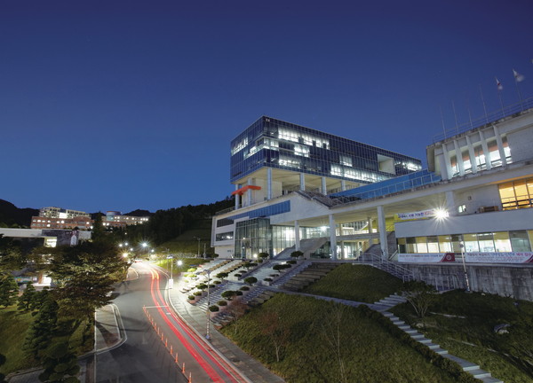 ▲ 한국교통대 야경.ⓒ한국교통대