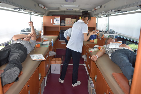 ▲ 아세아시멘트 직원들이 충북혈액원 도움으로 헌혈을 하고 있다.ⓒ아세아시멘트
