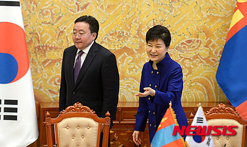 ▲ 박근혜 대통령과 차히아 엘벡도르지 몽골 대통령이 19일 오전 청와대에서 MOU 서명식 참석을 마치고 나가고 있다. ⓒ뉴시스