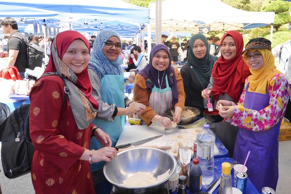 ▲ 세명대 말레이시아 유학생들이 요리대회에 출품할 음식을 만들고 있다.ⓒ세명대