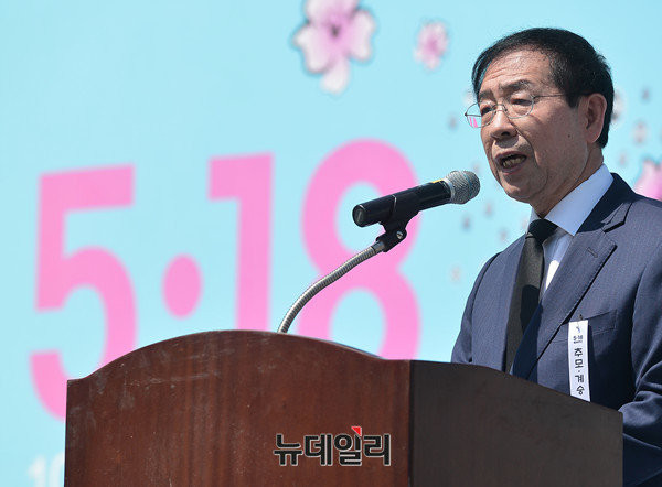 ▲ 지난 18일 서울시청광장에서 열린 '제36회 5.18 민주화운동 기념식'에 참석한 박원순 서울시장이 기념사를 낭독하고 있다. ⓒ뉴데일리 DB