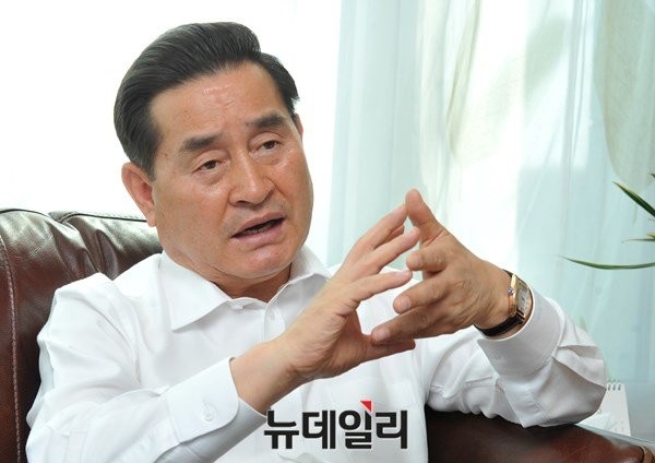 ▲ 제3지대로 나와 무소속이 된 이윤석 의원이 19일 오전 서울 여의도 자신의 사무소에서 4·13 총선 이후 첫 단독 인터뷰에 응하고 있다. ⓒ뉴데일리 이종현 기자