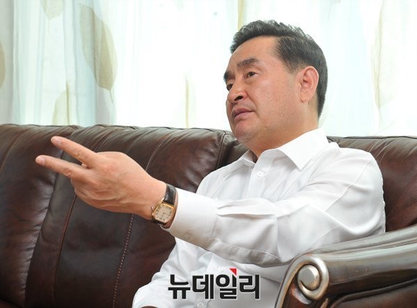 ▲ 제3지대로 나와 무소속이 된 이윤석 의원이 19일 오전 서울 여의도 자신의 사무소에서 4·13 총선 이후 첫 단독 인터뷰에 응하고 있다. ⓒ뉴데일리 이종현 기자